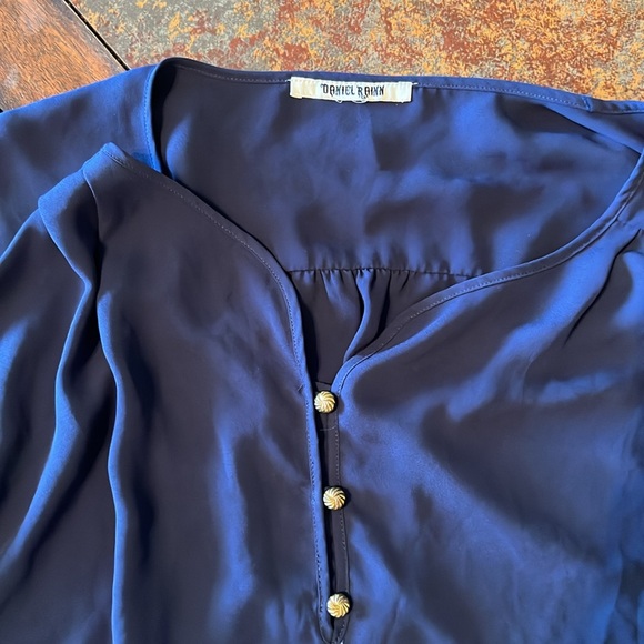 Navy blue top, sleeveless with gold buttons. Size medium. - Picture 2 of 4